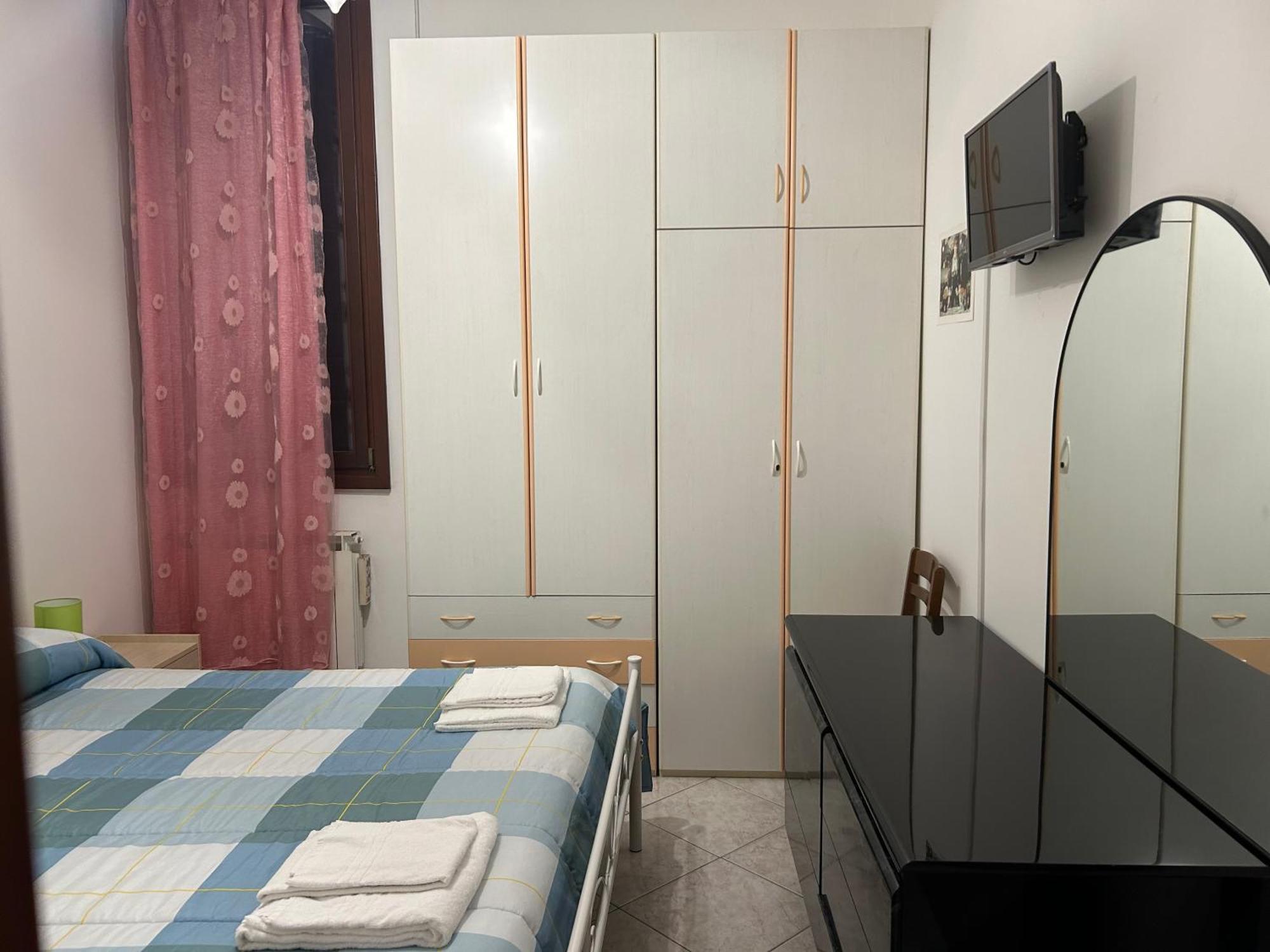 Camera Matrimoniale Standard con Bagno in Comune